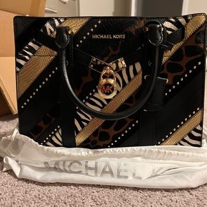 Brand new Michael Kors hand bag. With detachable strap. Leather.